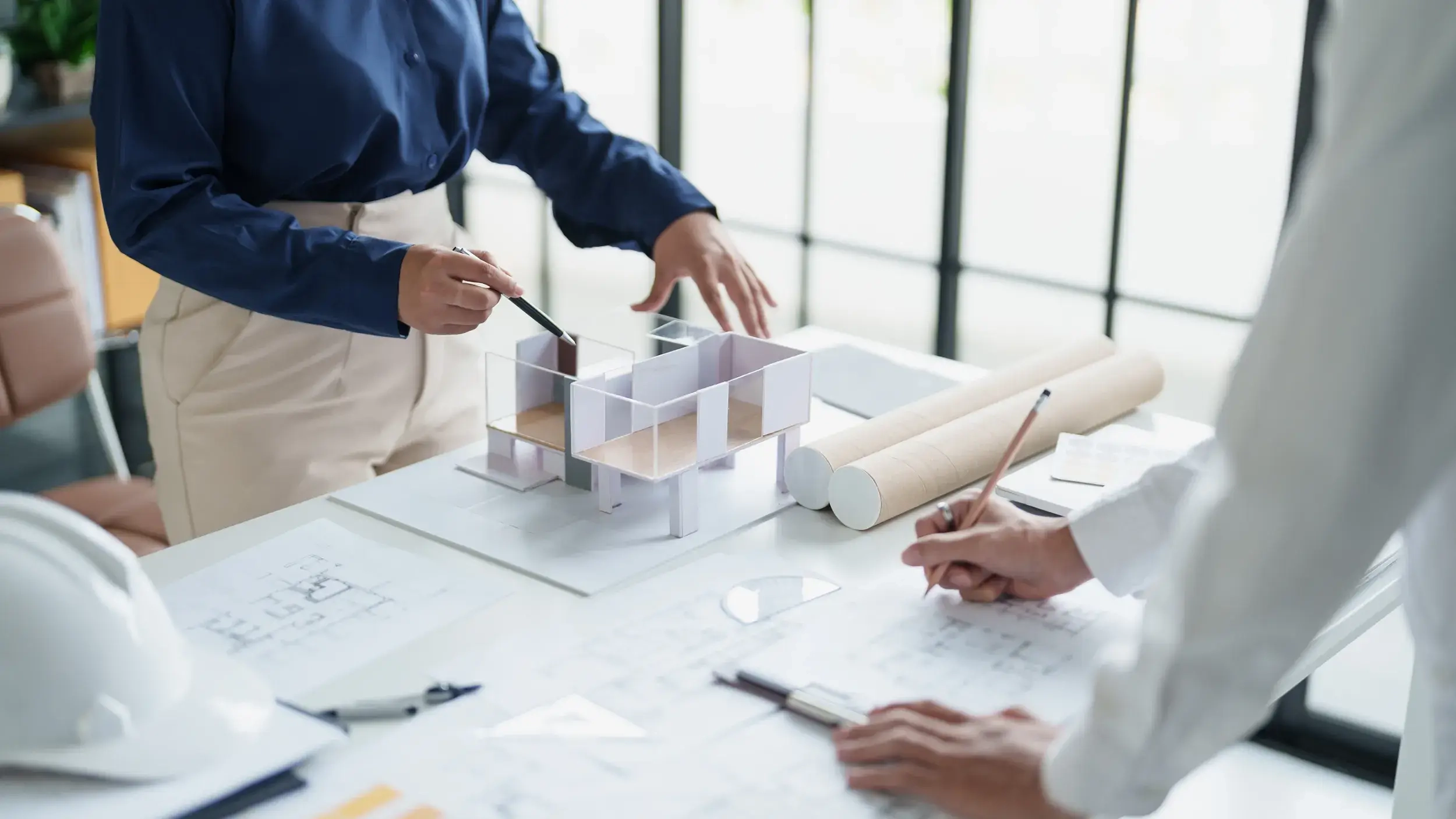 Schreibtisch mit Bauzeichnungen